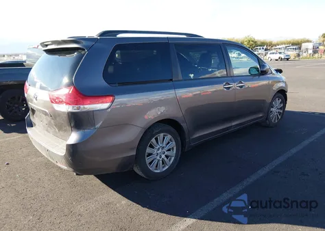 2014 Toyota Sienna Xle 7 Passenger z USA, uszkodzony, nr VIN 5TDDK3DC9ES088570